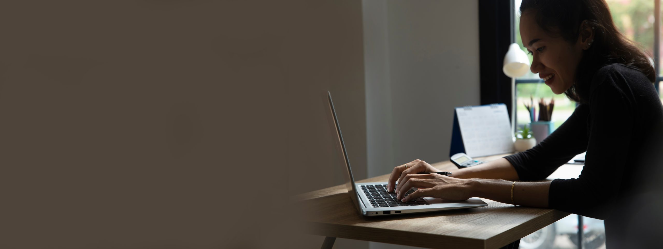 Visioconférence professionnelle en entreprise, équipe connectée à distance, FBI Services
