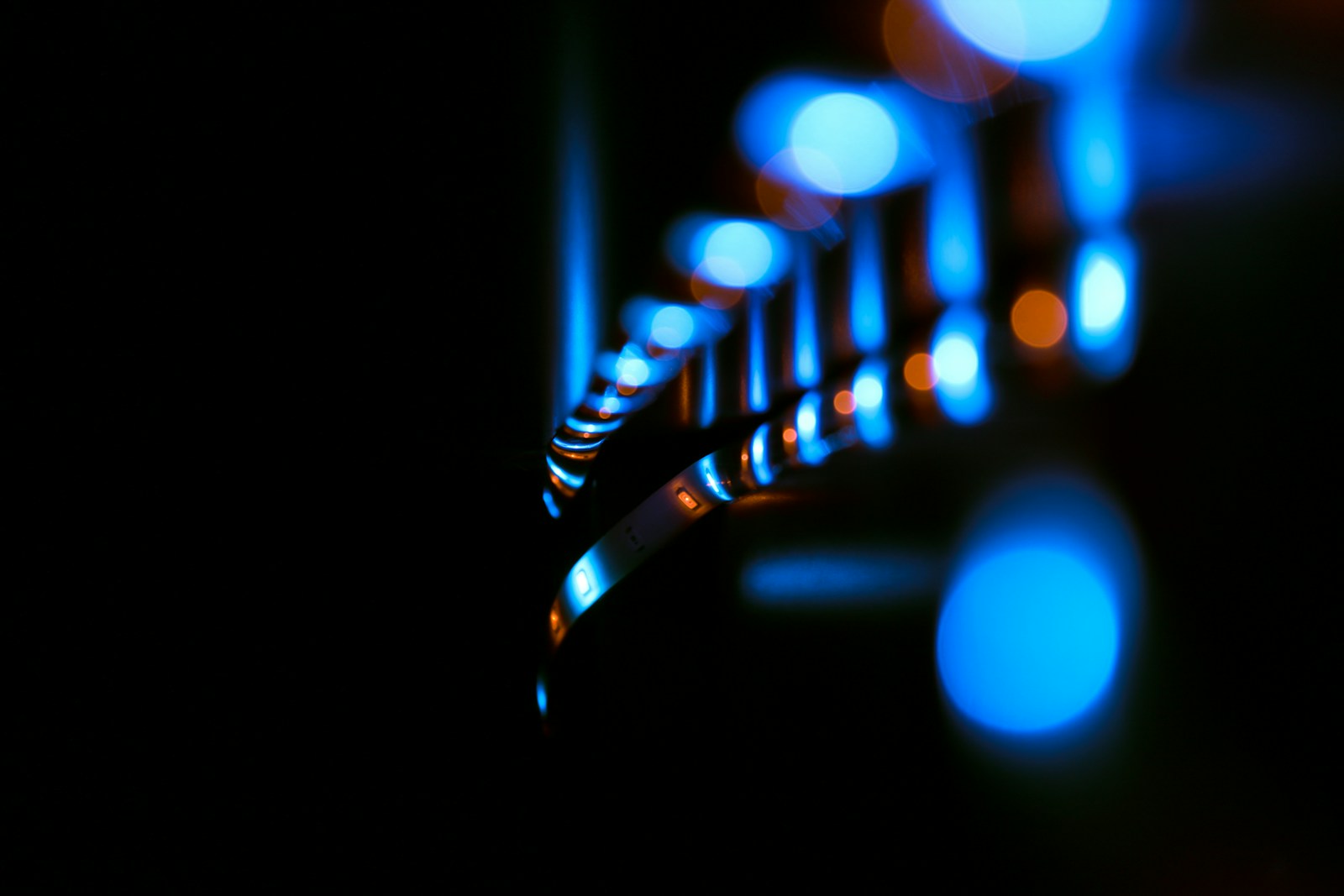 Pourquoi choisir FBI Services - maintenance informatique Connectique réseau en gros plan avec éclairage bleu, maintenance informatique FBI Services