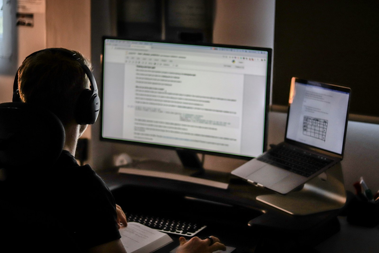 Support technique informatique FBI Services Technicien support informatique FBI Services au poste de travail avec casque